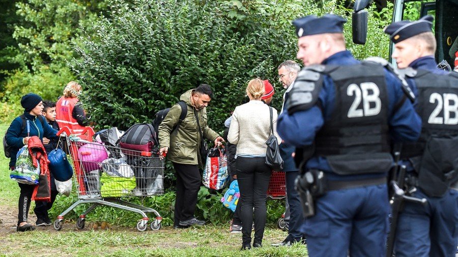 500 migrants moved from French camp infamous for riots & clashes with police (PHOTOS, VIDEO)