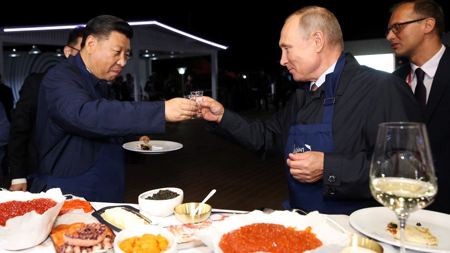 Putin & Xi cook pancakes, devour them with Russian caviar and vodka (VIDEO)