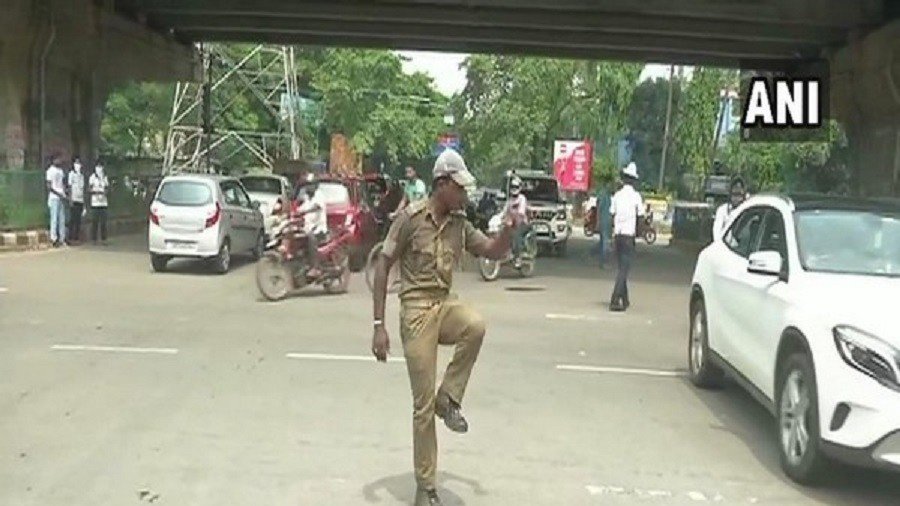 Police officer breaks into dance to control traffic on busy streets of India (WATCH)