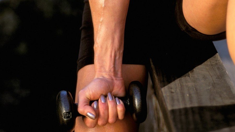 Russian fitness coach thwarts street burglary, cracks armed attackers’ jaw & ribs