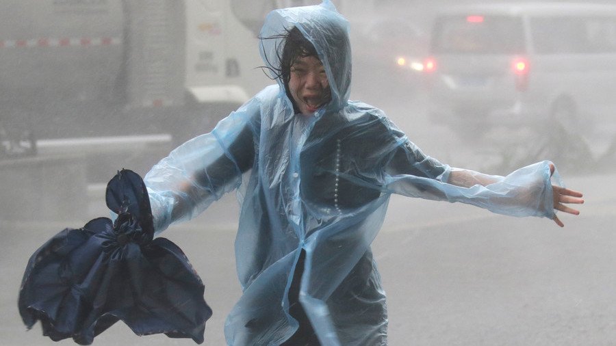  Hong Kong on highest typhoon alert as Mangkhut wreaks havoc, injures 100+ in China (VIDEO)