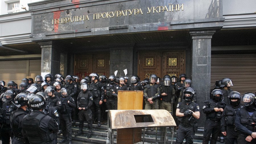 Ukrainian nationalists hit reporter in face & throw eggs as police look on (VIDEO)