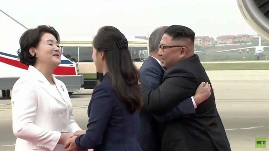 Kim Jong-un welcomes South Korean leader to Pyongyang for historic summit (VIDEO)