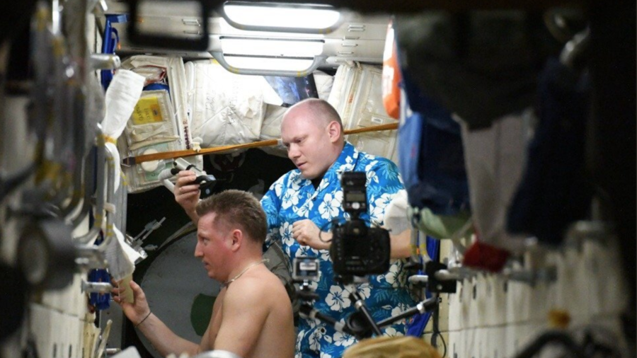 Space barbershop: Russian cosmonauts trim & count white hair after Soyuz depressurization (VIDEO)