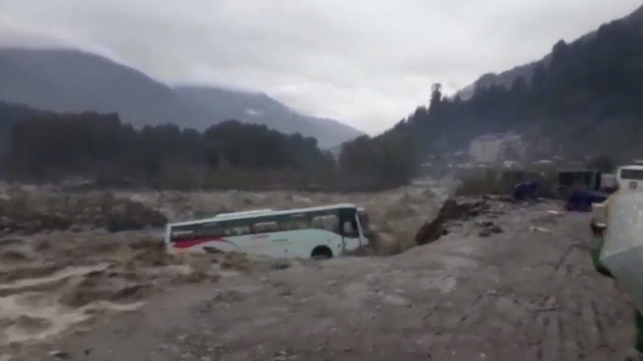 Tourist bus swept away by raging river in monsoon-struck India (VIDEO)