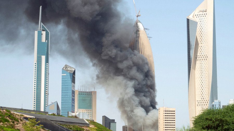Kuwait skyscraper inferno: 2,500 workers rush to escape as black smoke spews into sky (VIDEO)