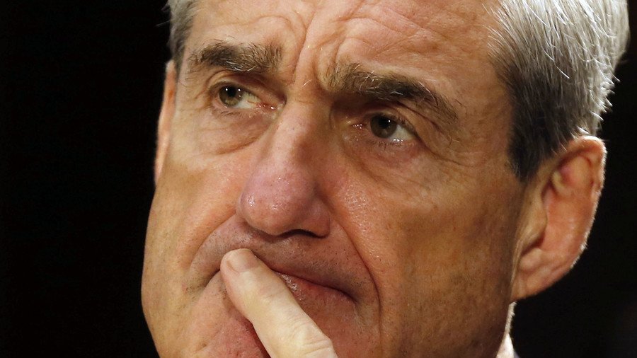 Robert Mueller’s day off: Special Counsel visits Apple Store, sparks conspiracy theories (PHOTO)