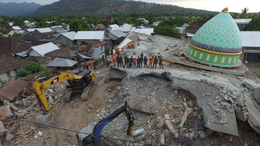Powerful tsunami strikes Indonesian island after huge quake – geophysics agency (VIDEO)