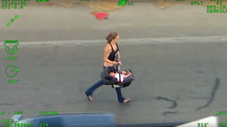 Woman carrying baby leads Texas police on high-speed highway chase (VIDEO)
