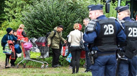 500 migrants moved from French camp infamous for riots & clashes with police (PHOTOS, VIDEO)