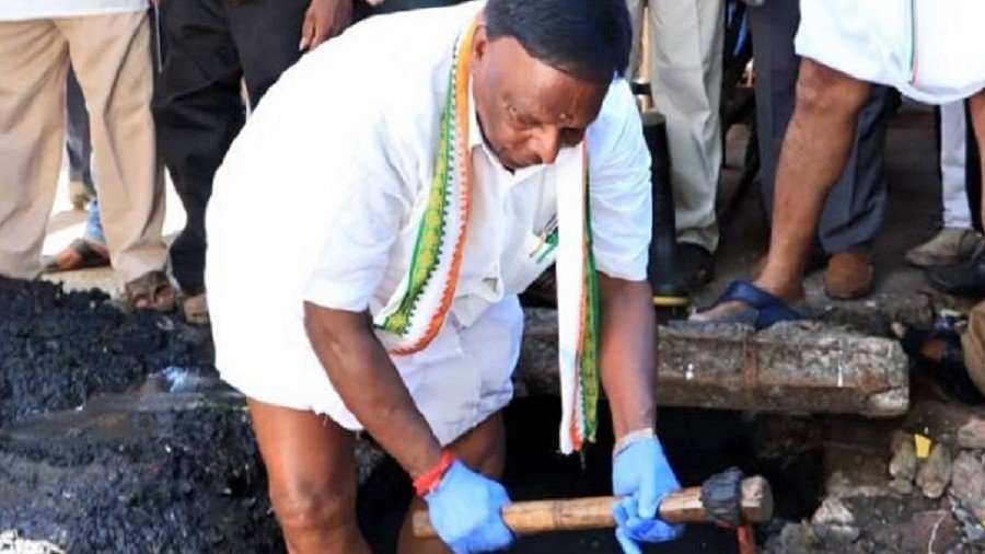 Indian minister praised for getting hands dirty as he clears drain blocked with muck in viral VIDEO
