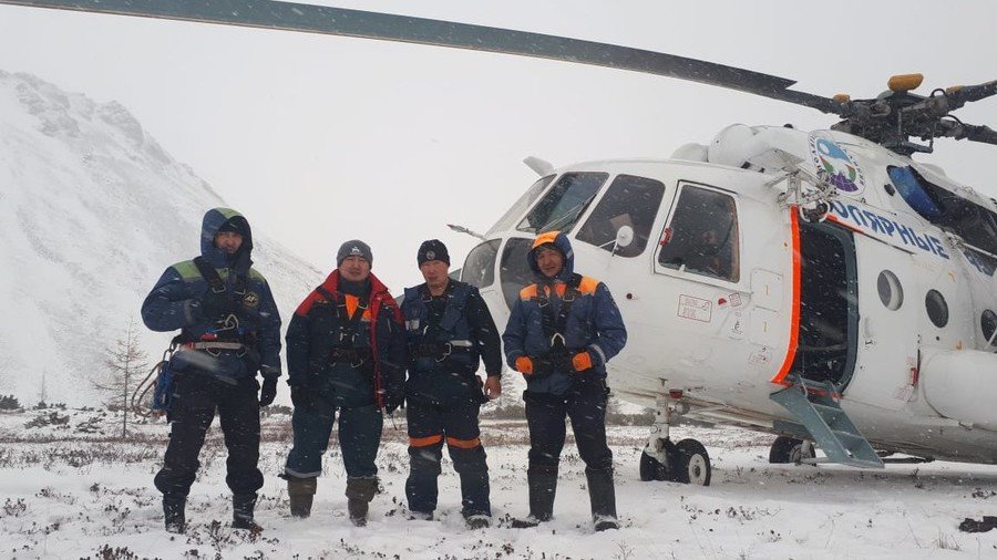 ‘Eat snow & pray’: Helicopter pilot rescued after four nights stranded on freezing mountain