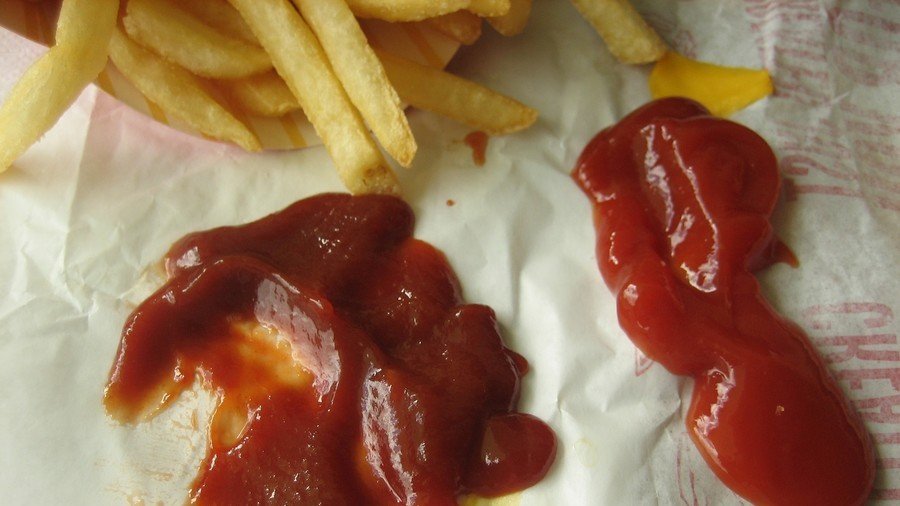 McMaggots: Woman finds wriggling larva in McDonald's ketchup dispenser (VIDEO)