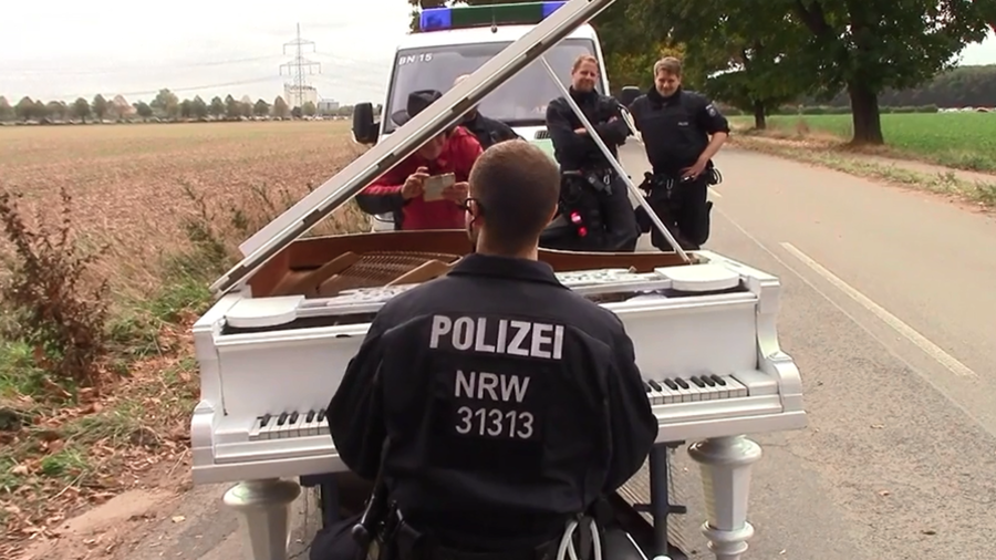 Policeman on piano steals the show at tense environmental standoff in German forest (VIDEO)