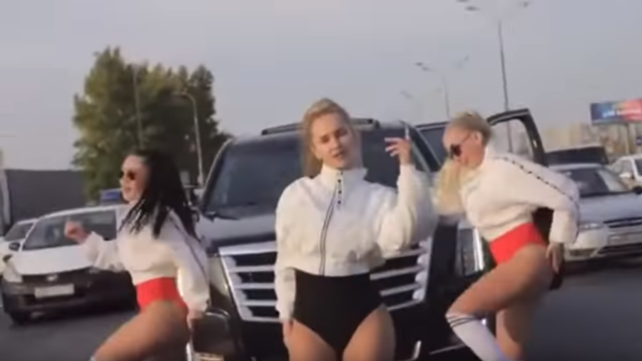 Aspiring pop star borrows hubby’s govt car to make music video, blocks Moscow roadway (VIDEO)