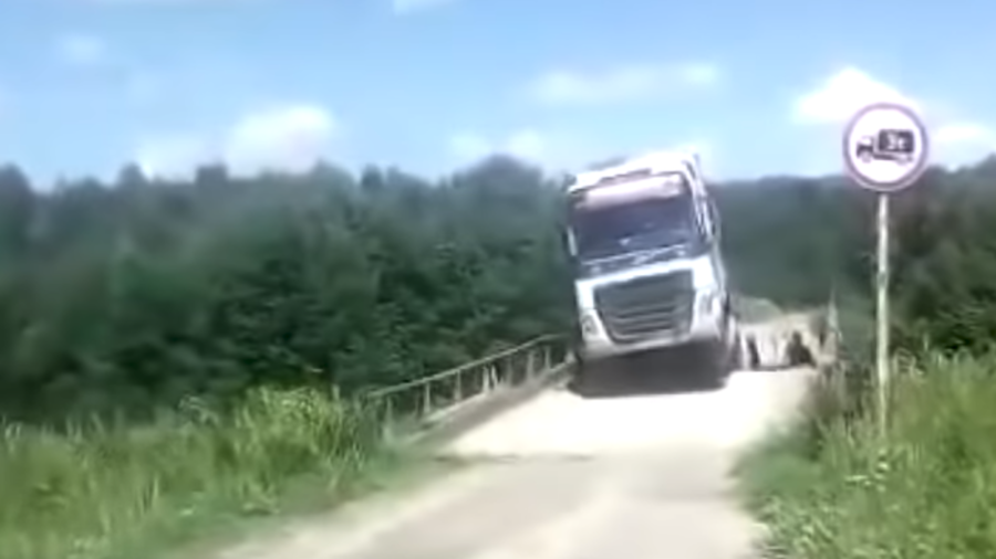 ‘3 tons max? Don’t care!’ Big rig attempts to cross fragile bridge that collapses (VIDEO)