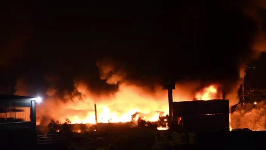Huge flames break out at plastic waste storage facility in Italy (VIDEO)
