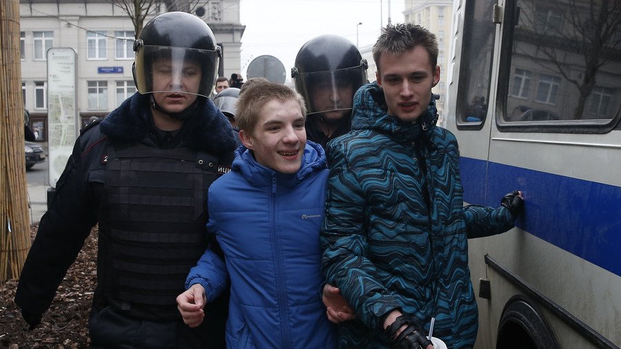 Russia mulls fines for involving minors in unlawful protests