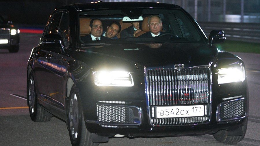 Checking it out: Putin drives Egypt’s Sisi around F1 circuit in Aurus motorcade car (PHOTO)