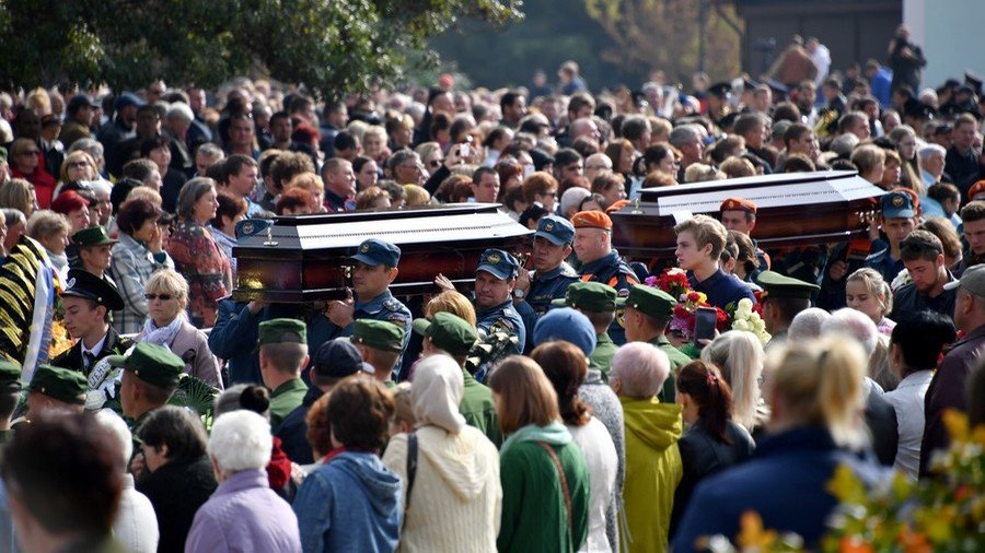 Kerch mourns victims of college massacre as survivors recall horrors of blast & shooting (VIDEO)