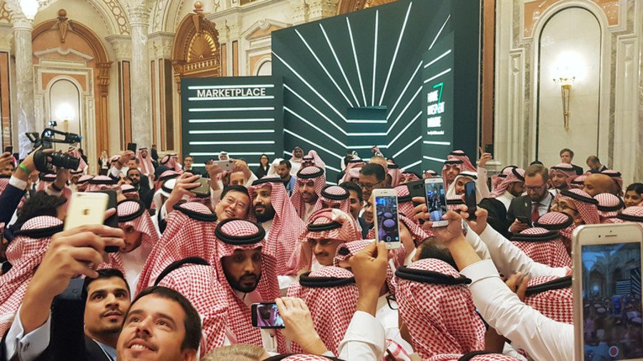 Crown Prince bin Salman nearly crushed by selfie-hungry Saudi forum guests (VIDEO)
