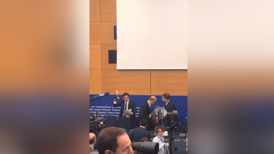 Enraged Lega Nord MEP ‘stamps’ top EU official’s budget papers with ‘Made in Italy’ shoe (VIDEO)