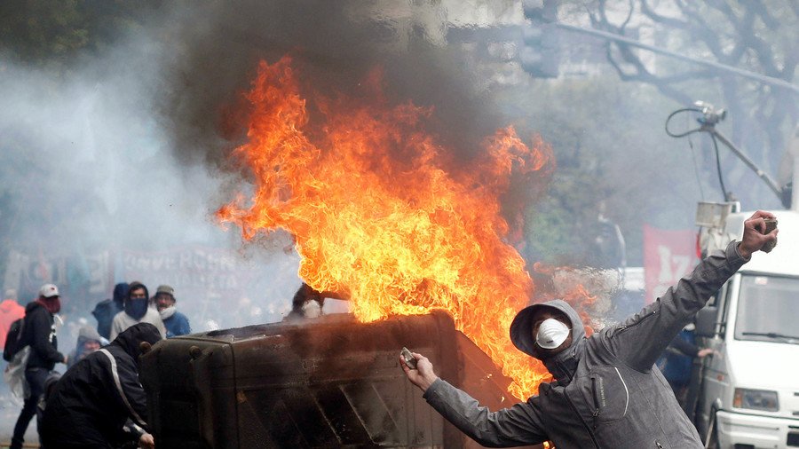 Argentinian police crack down on protesters ahead of 2019 austerity vote (PHOTOS)