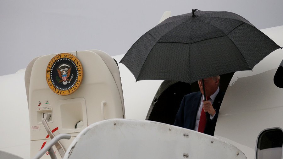 Trump v brolly: US president mocked online for dumping open umbrella outside plane (VIDEO)