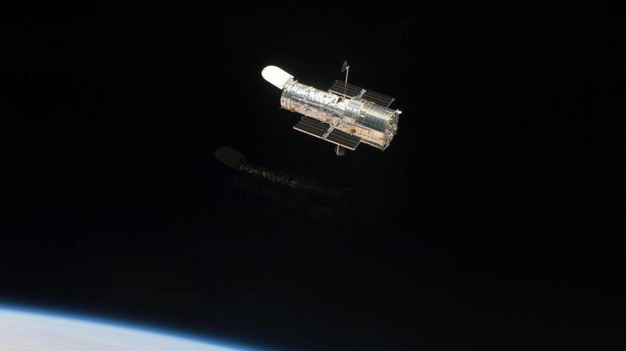  It lives! Hubble Space Telescope reawakens after breakdown