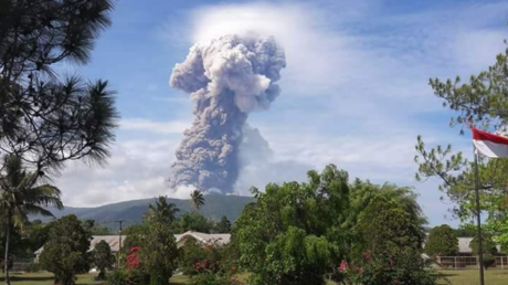Volcano erupts on Indonesia’s Sulawesi days after fatal quake & tsunami (PHOTOS)