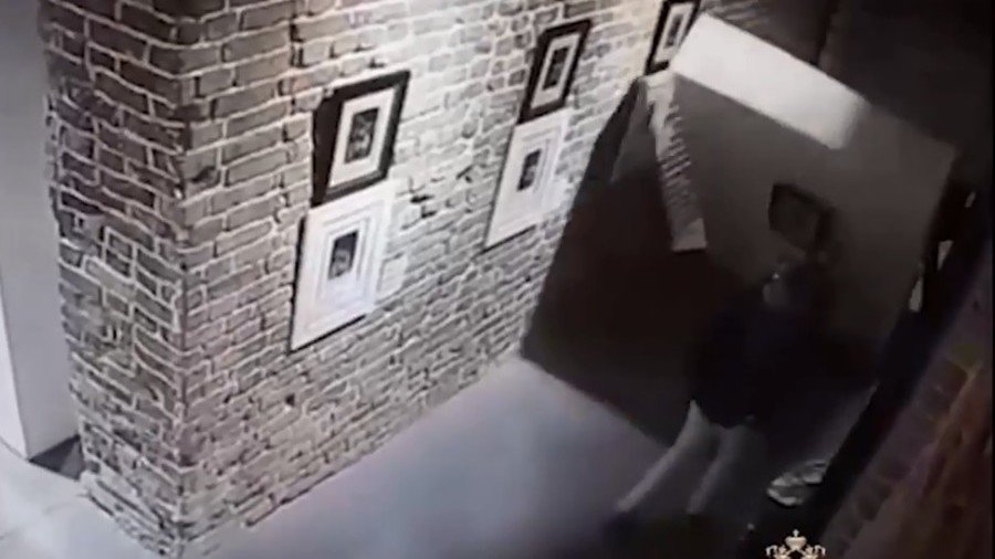 Selfie fall: Gallery-goers drop Dali and Goya pieces while snapping pics (VIDEO)