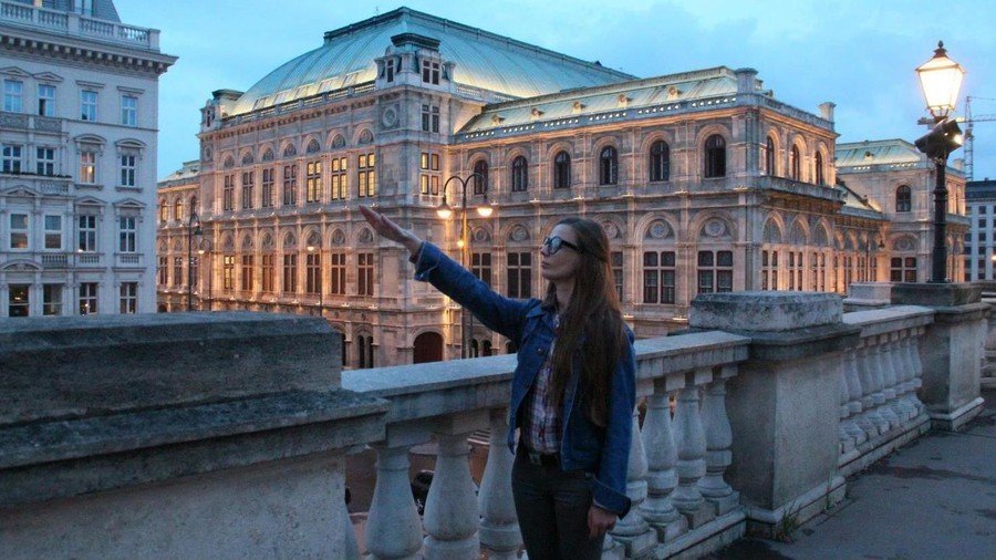 Ukrainian journalist & veteran of far-right Azov Battalion caught making Nazi salute (PHOTOS)