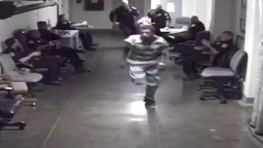 US prisoner leads cops on wild chase after fleeing courthouse jail (VIDEO)