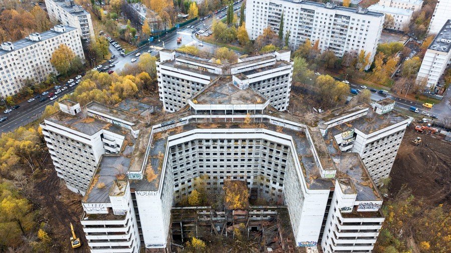 Huge crane crushes abandoned Moscow horror hospital once home to Satanists & murderers (DRONE VIDEO)
