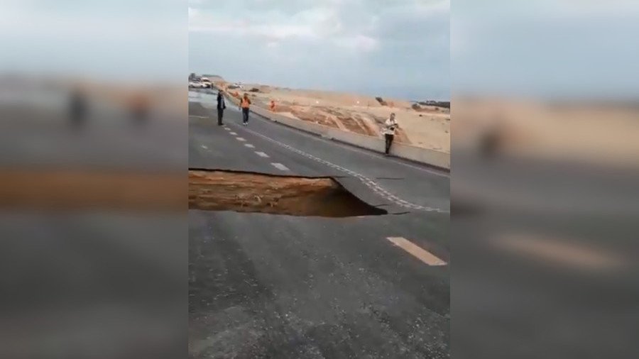Highway to hell? WATCH sinkhole swallowing major Israeli road after flooding (VIDEO)