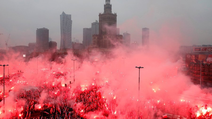 WATCH thousands of far-right marchers light a SEA OF FLARES in Poland as police look on (VIDEO)