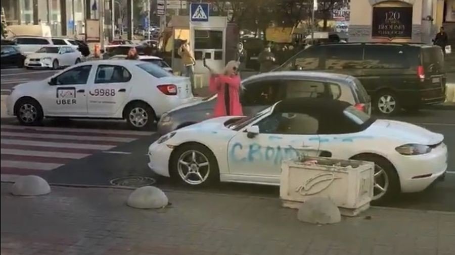 Revenge served in pink: Glamorous girl axes Porsche and sprays 'bastard' on it (VIDEO)