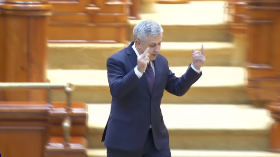 Double middle finger…to EU? Top Romanian official slams union, makes ‘offensive gestures’ (VIDEO)