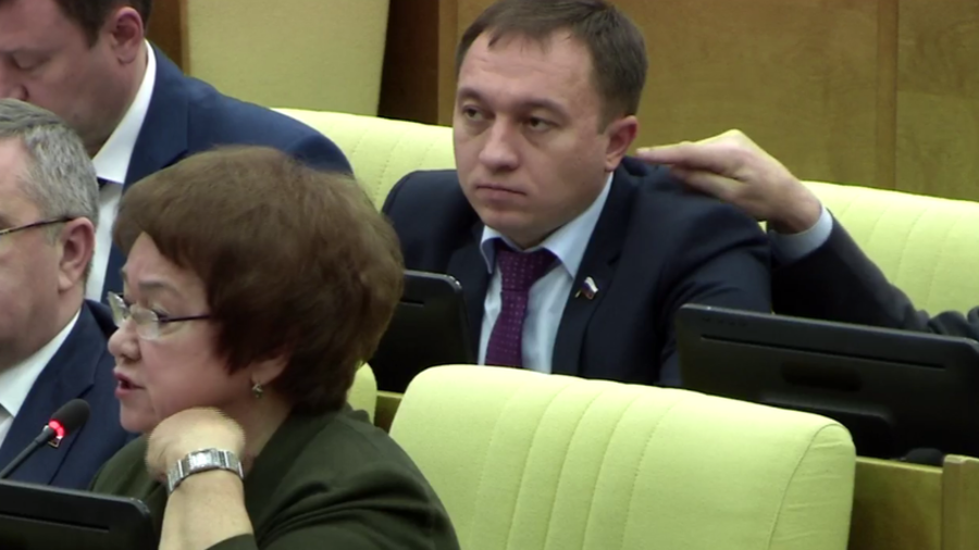 Gesture politics: State Duma MP sticks finger into colleague’s ear (VIDEO)