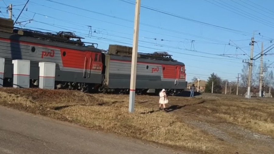 Cargo train derails in Russia but keeps going WITHOUT tracks (VIDEO)