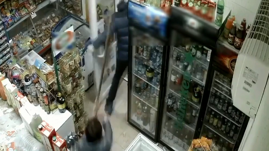 Mop, one - Gun, zero: Shop assistant uses simple cleaning device to fend off armed robber (VIDEO)
