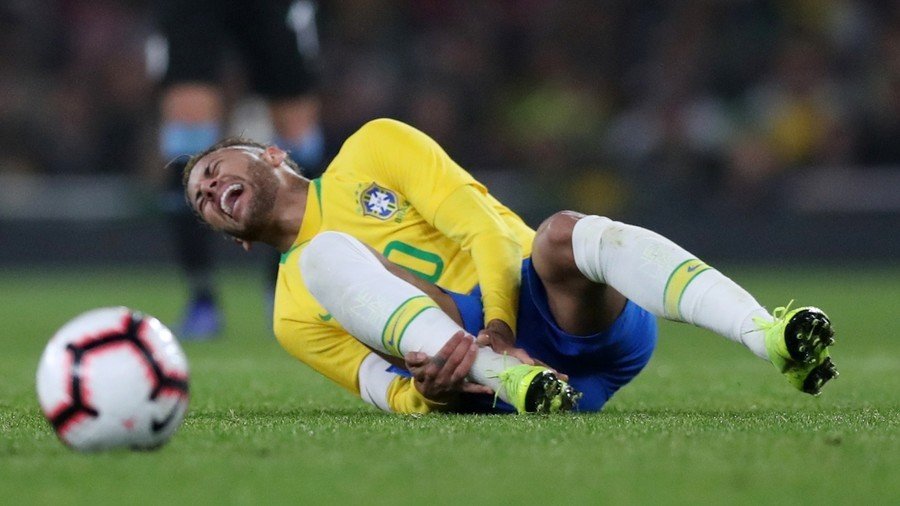 Best of enemies: PSG teammates Neymar and Cavani clash during Brazil v Uruguay 'friendly'
