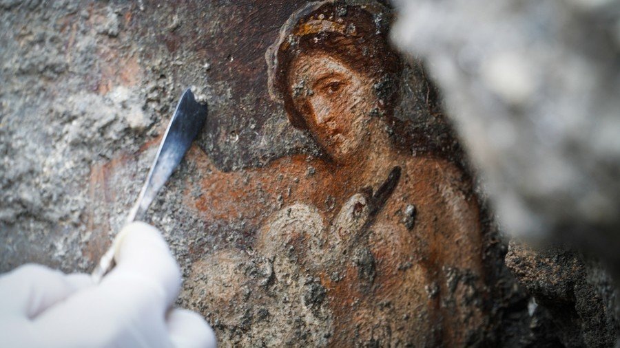 Stunning ‘erotic’ fresco unearthed in Pompeii bedroom (PHOTOS)