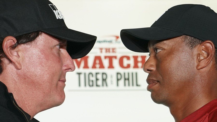 ‘Rich snobs’: Fans furious as Woods & Mickelson pose with ‘mountain of cash’ before $9mn Vegas match