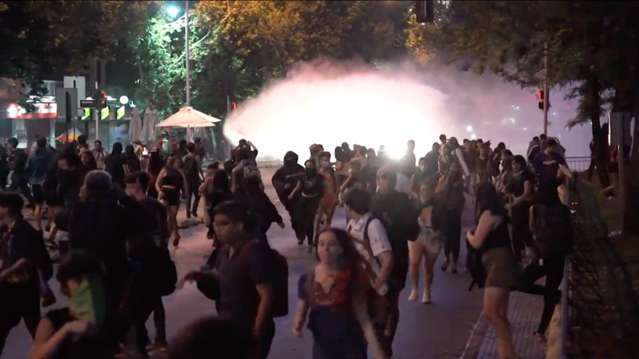 Police in Chile storm a demonstration to protest femicide (VIDEO)