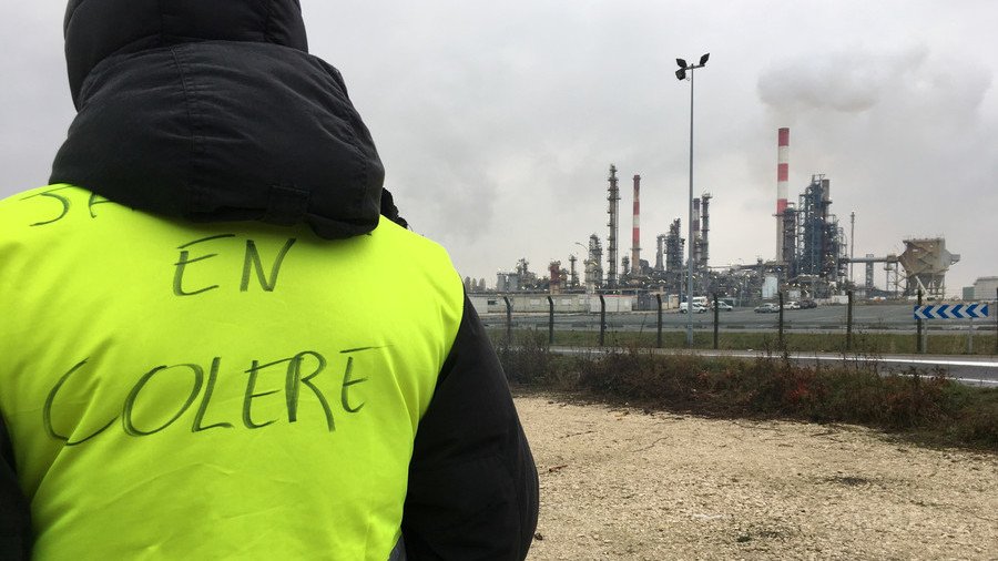 Man wearing yellow vest threatens to explode grenade in western France (VIDEO)