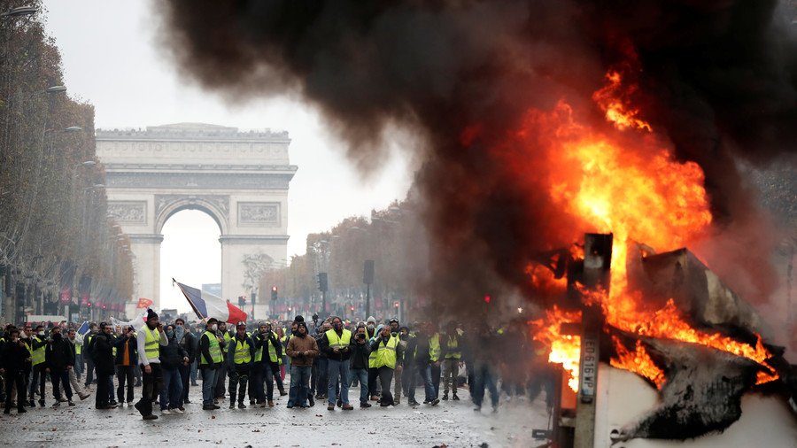 Battlefield Paris: Police hit protesters with tear gas as massive fuel rallies grip France (VIDEO)