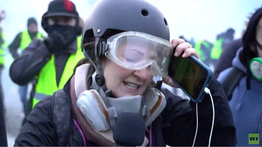 RT crew caught up in tear gas as Paris rally over fuel prices descends into chaos (VIDEO)