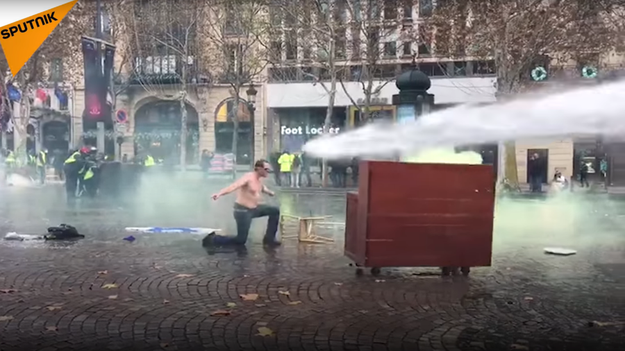 No yellow vest required: This half-naked Frenchman & ‘old piano’ challenge Macron’s cops (VIDEO)