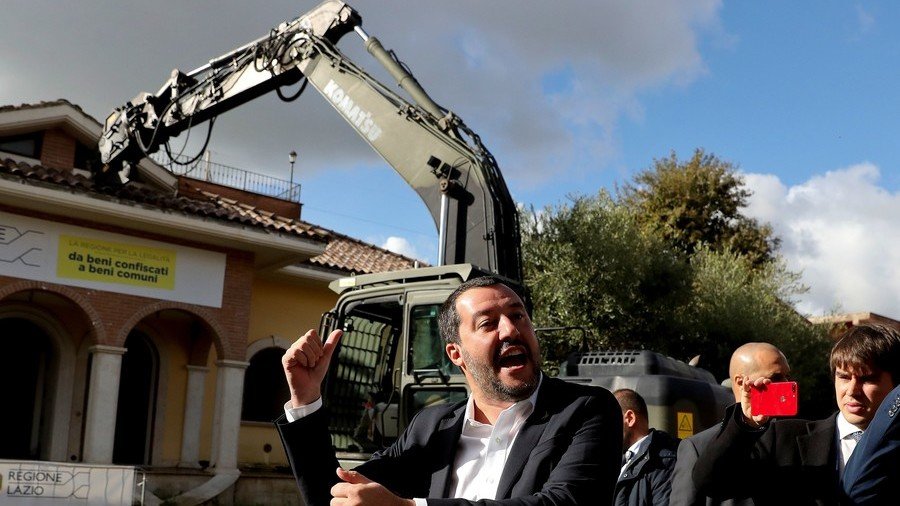 Salvini takes dig at organized crime … by wrecking mafia villa (PHOTOS, VIDEO)